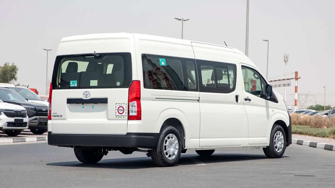 Toyota HiAce mit Hochdach in Weiß, Dreiviertelansicht von hinten