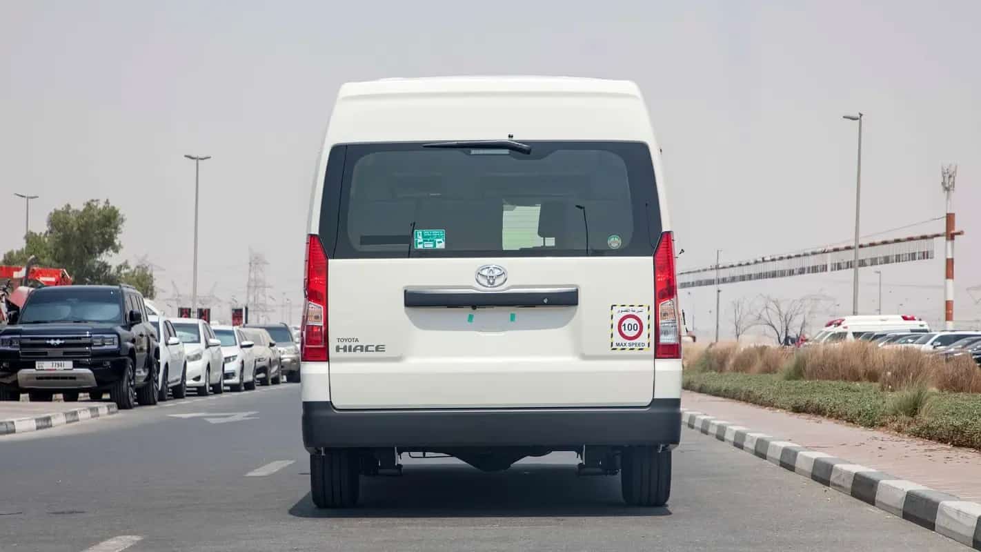 Toyota HiAce mit Hochdach in Weiß, direkt von hinten
