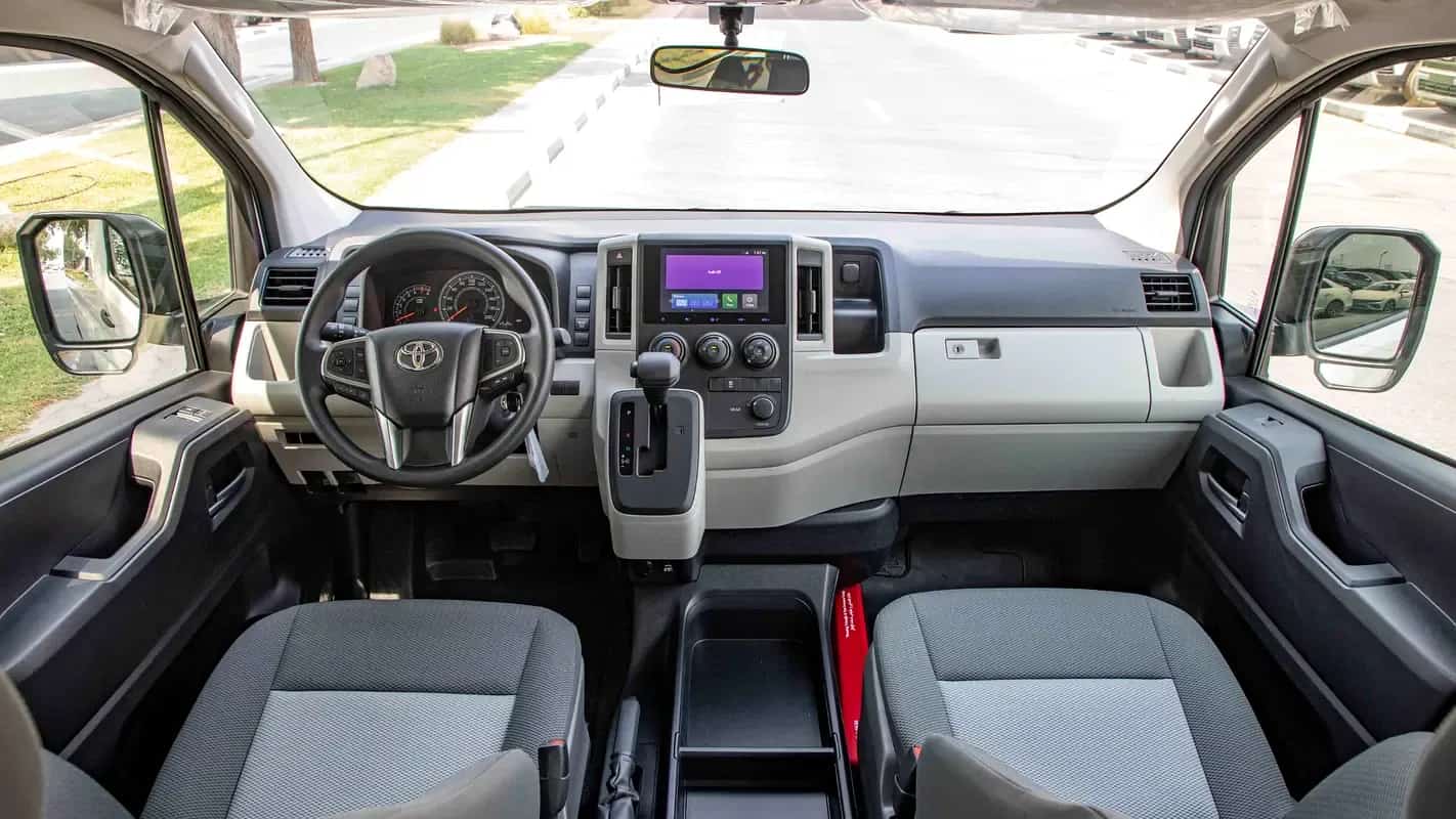 Armaturenbrett und Vordersitze des Toyota HiAce