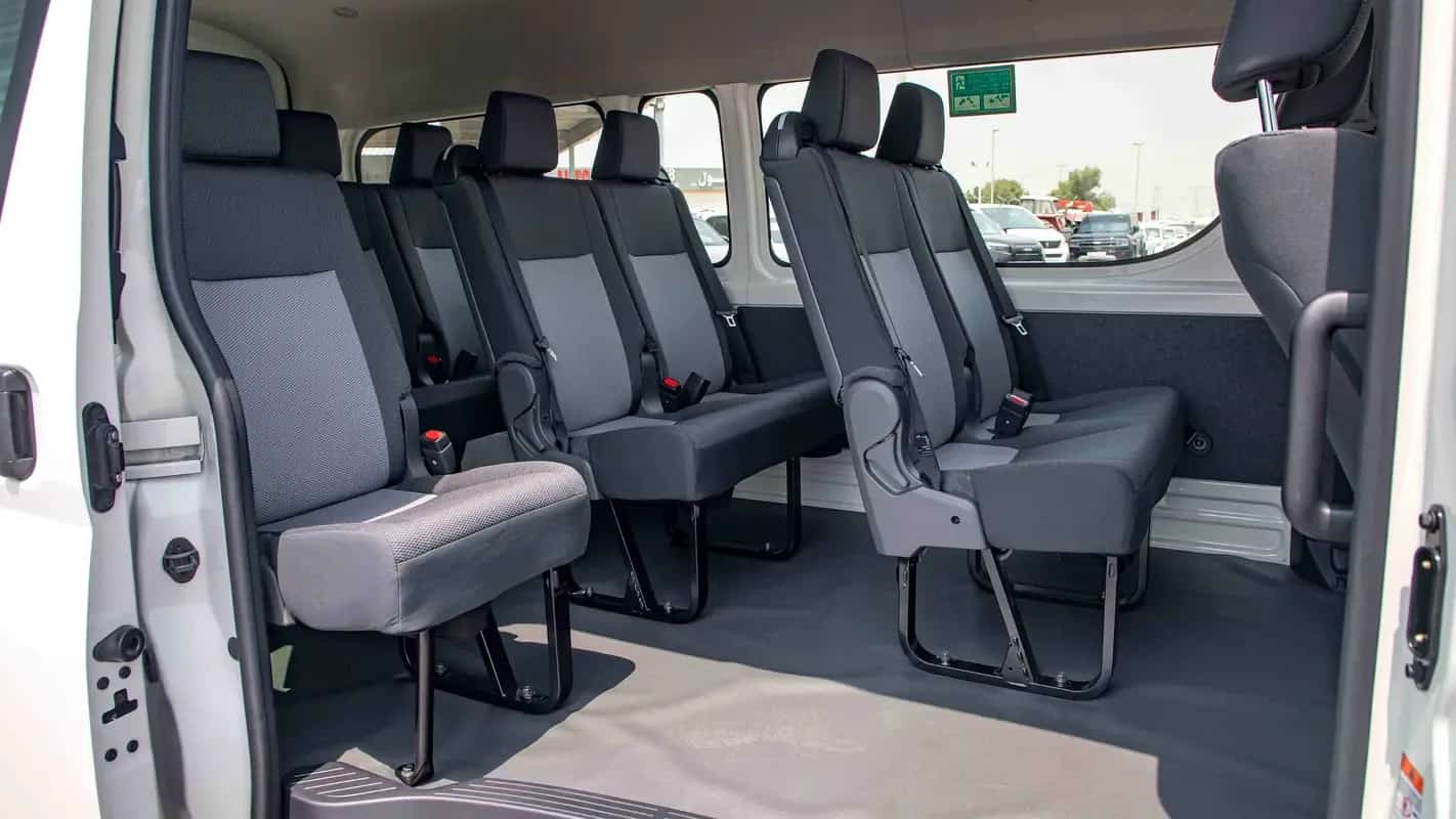 Sitzreihen des Toyota HiAce mit grauen Stoffsitzen durch die Schiebetür
