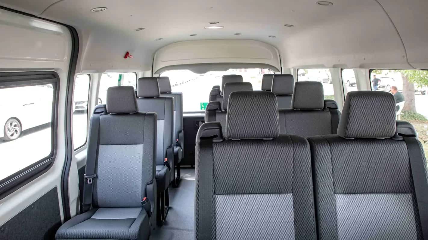 Fahrgastraum des Toyota HiAce mit Blick nach hinten