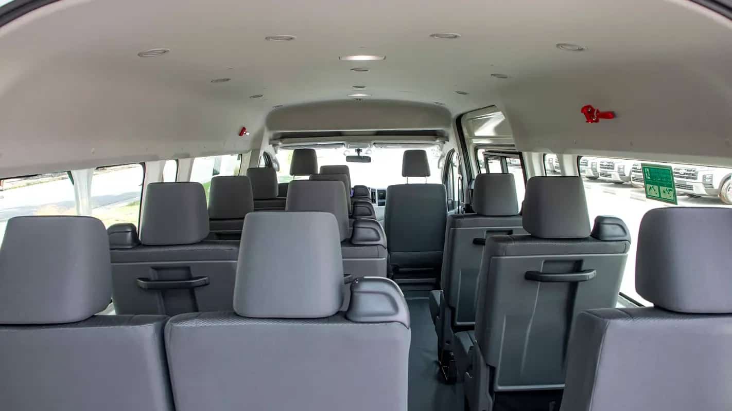 Fahrgastraum des Toyota HiAce mit Blick von der letzten Reihe nach vorn