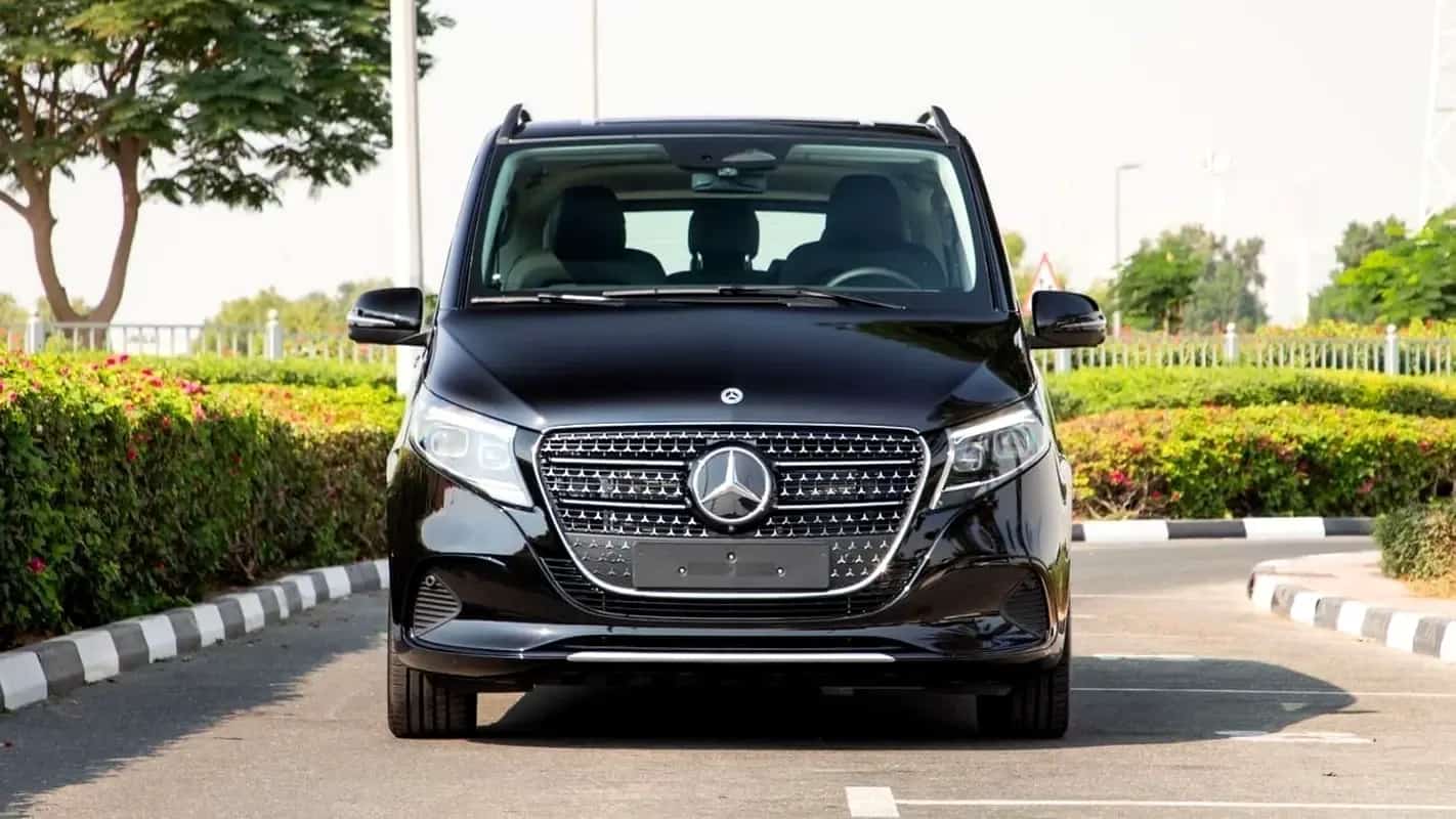 Mercedes-Benz V-Class, काले रंग में, ठीक सामने से