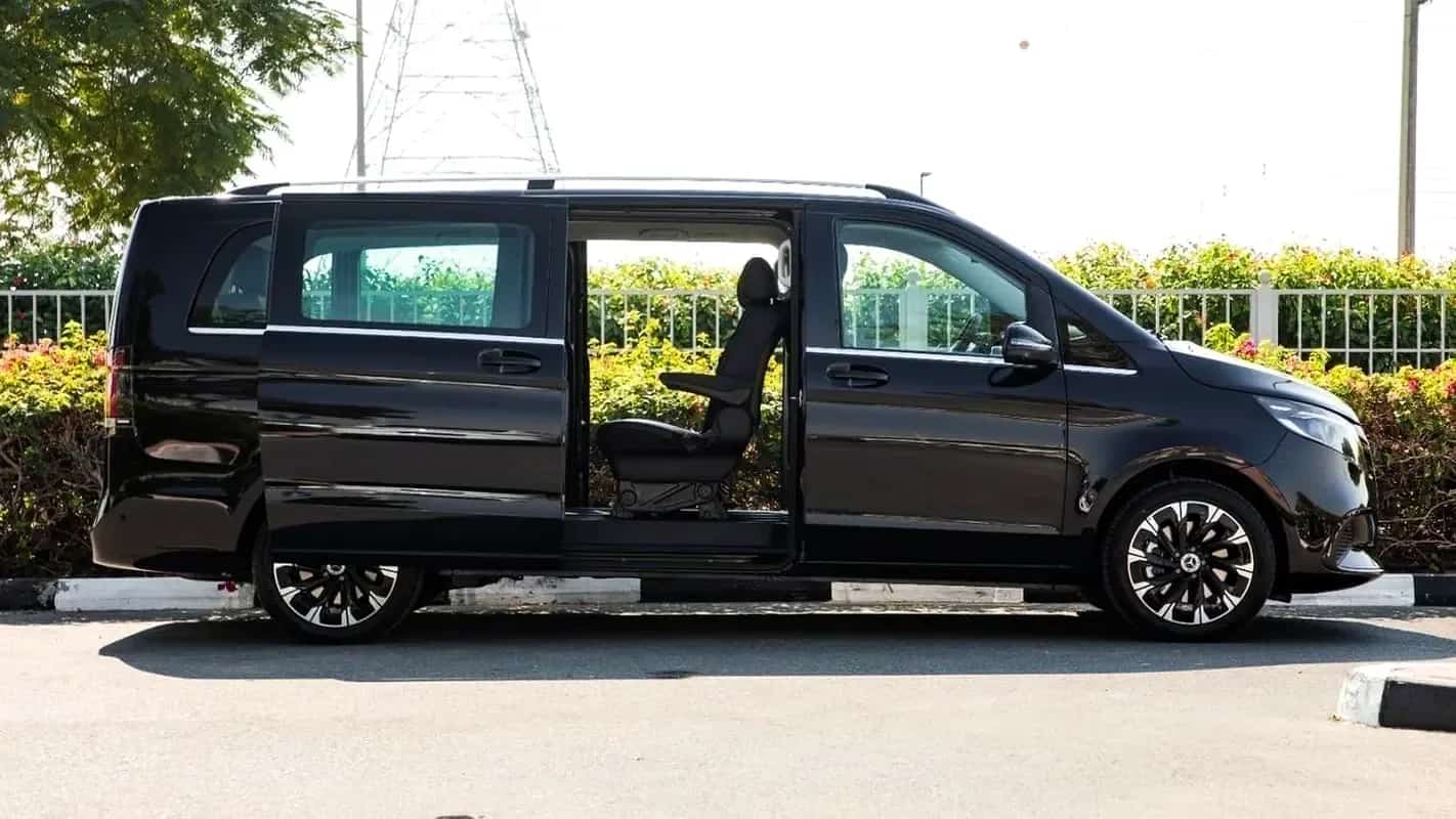 Mercedes-Benz V-Class, काले रंग में, स्लाइडिंग दरवाज़ा खुला हुआ