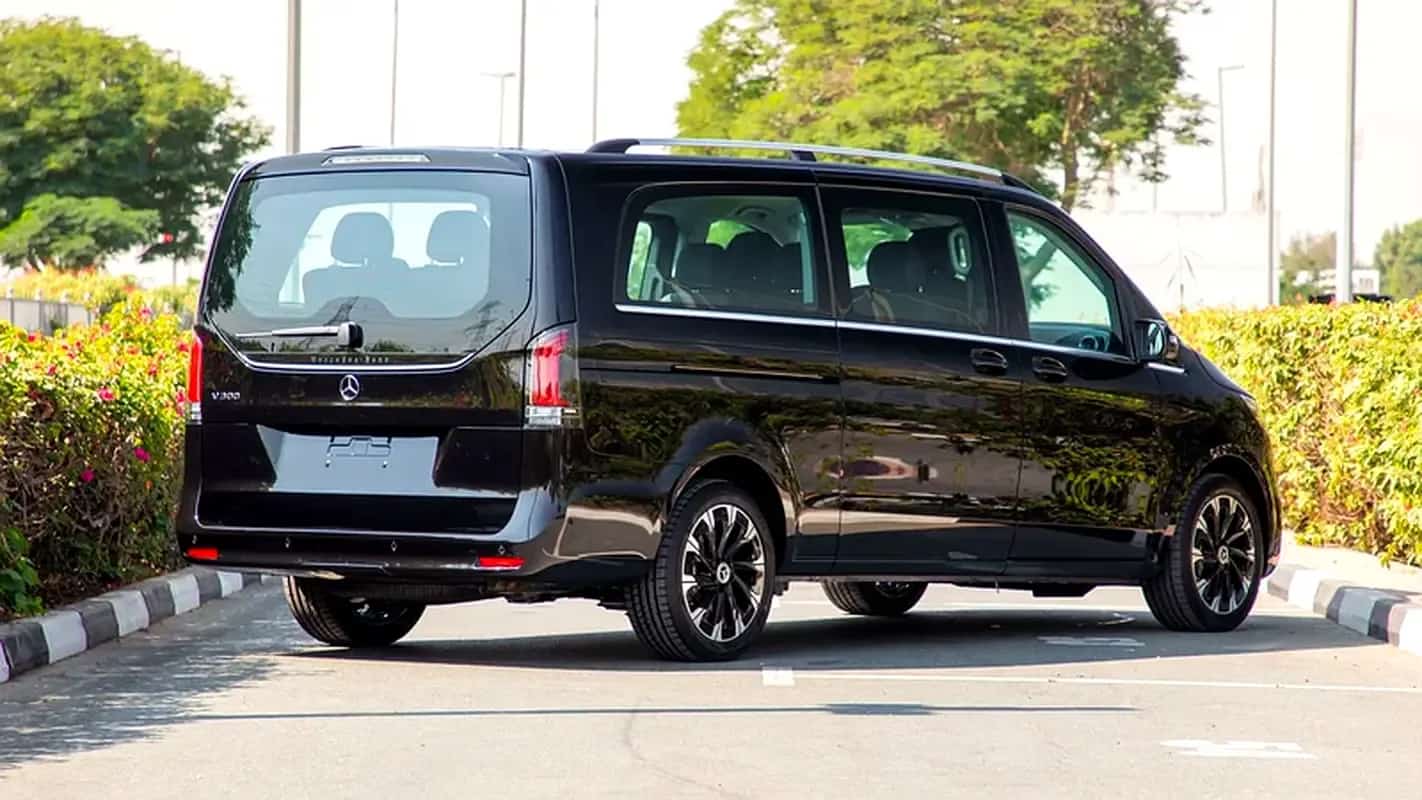 Mercedes-Benz V-Class, काले रंग में, पीछे से तिरछा कोण