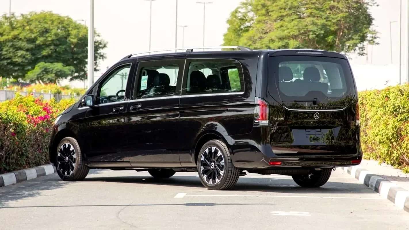 Mercedes-Benz V-Class, काले रंग में, पीछे से तिरछा कोण, ड्राइवर की तरफ़ से