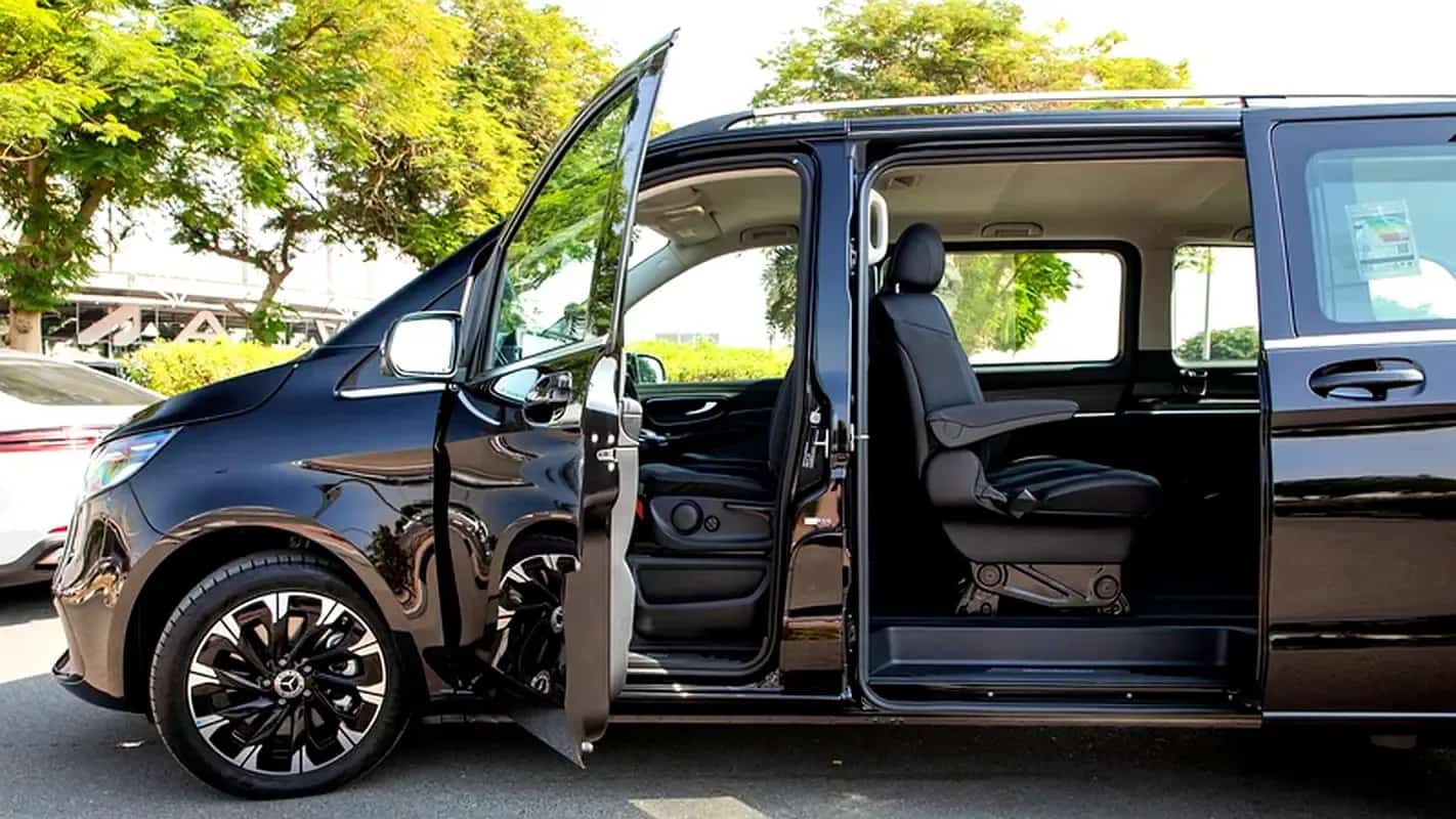 Mercedes-Benz V-Class, आगे का दरवाज़ा और स्लाइडिंग दरवाज़ा खुले हुए
