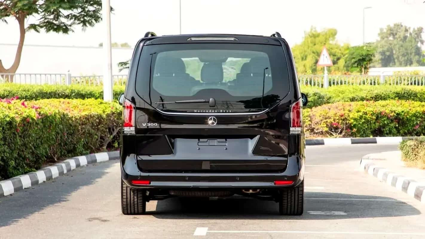 Mercedes-Benz V 300, काले रंग में, ठीक पीछे से