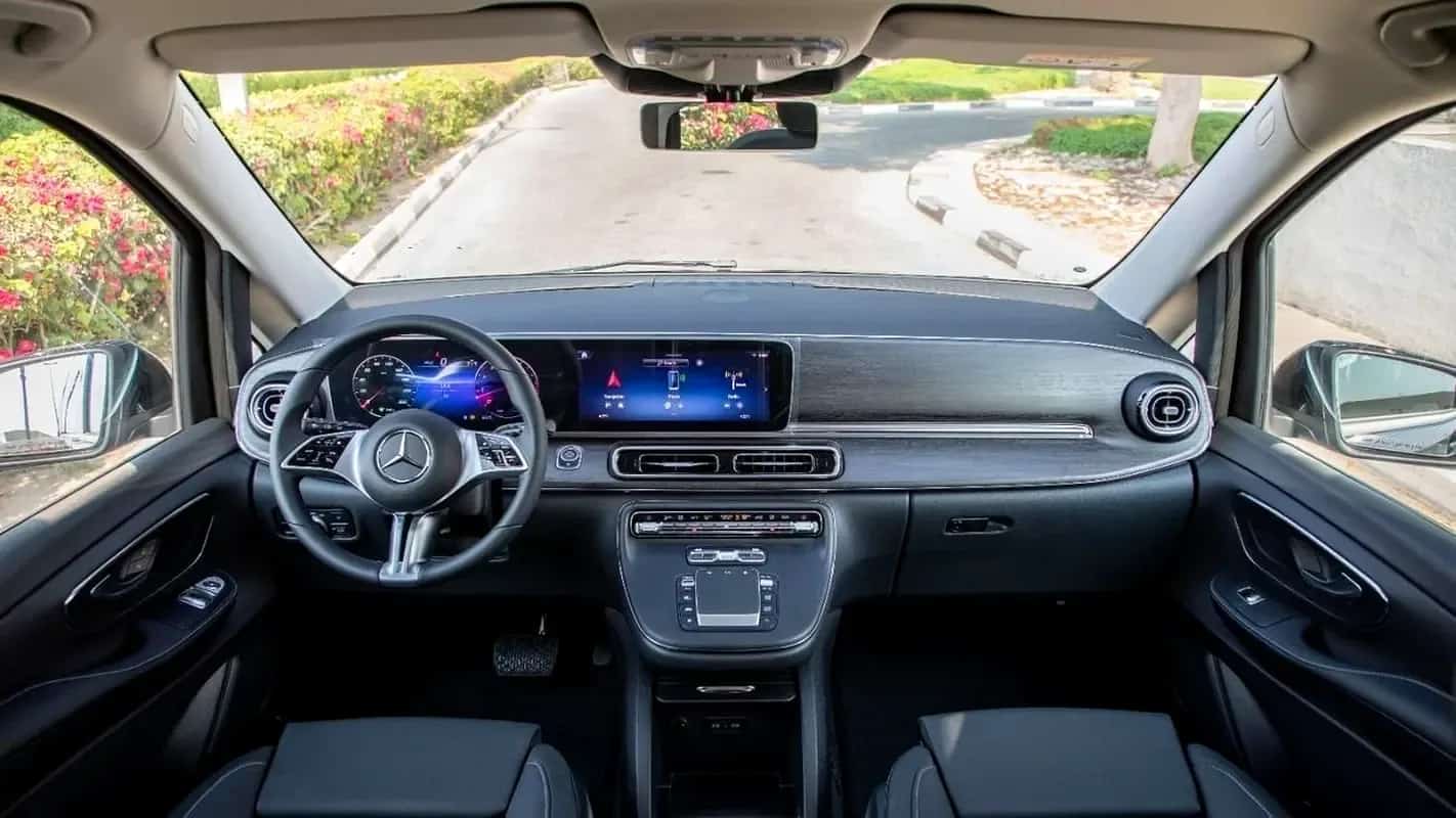 Mercedes-Benz V-Class का डैशबोर्ड और आगे की सीटें, काले चमड़े में
