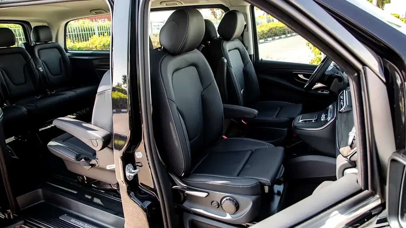 Mercedes-Benz V-Class की आगे की और दूसरी पंक्ति की सीटें, स्लाइडिंग दरवाज़े से