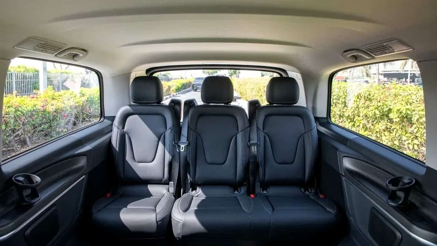 Mercedes-Benz V-Class की तीन सीटों वाली पिछली बेंच, काले चमड़े में