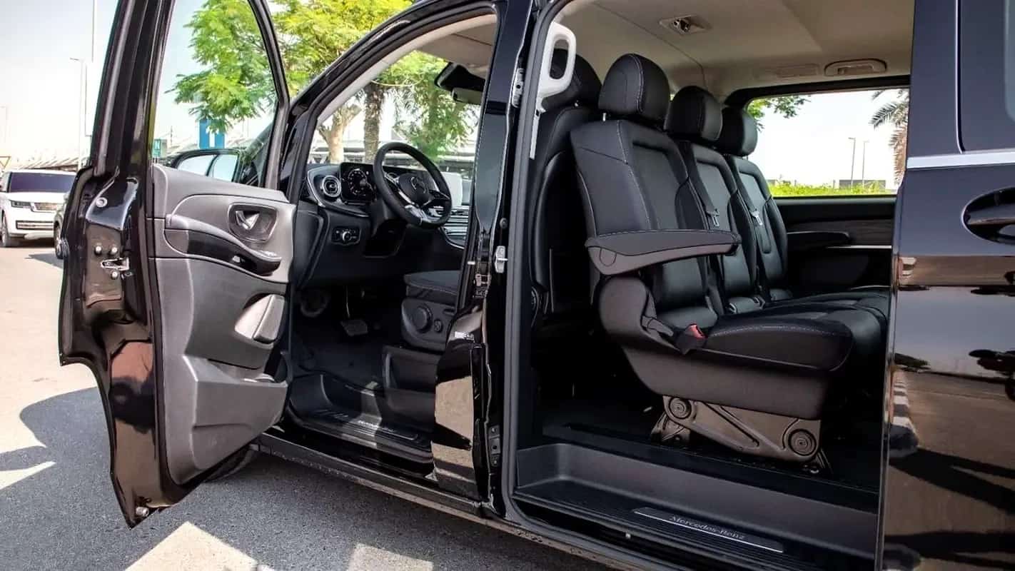 Mercedes-Benz V-Class का केबिन, खुले आगे के दरवाज़े और स्लाइडिंग दरवाज़े से