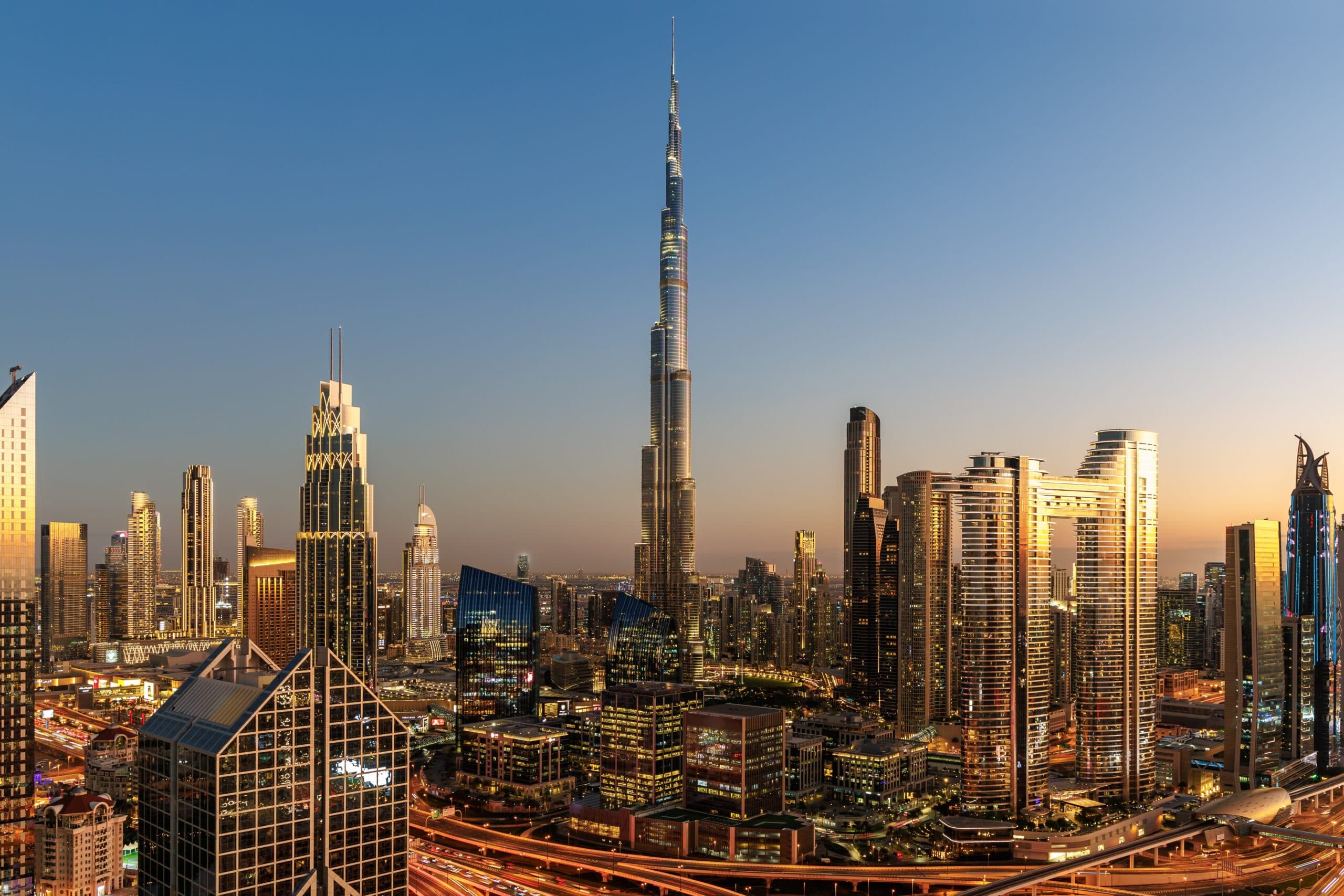 Downtown Dubái al anochecer, el Burj Khalifa sobre Sheikh Zayed Road