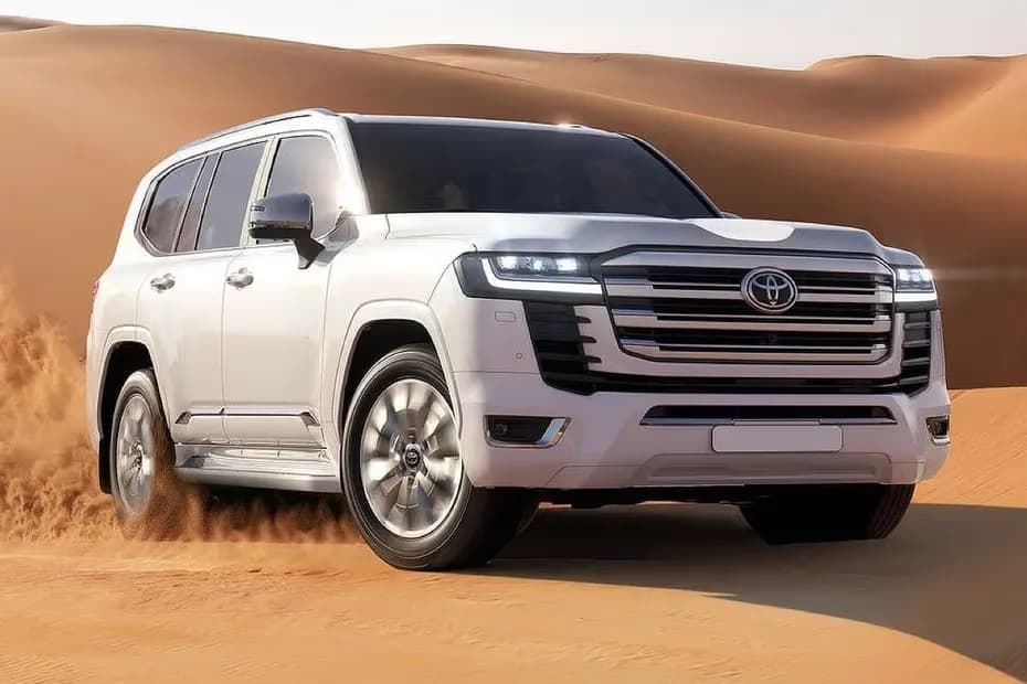 Toyota Land Cruiser blanco en el desierto, vista delantera de tres cuartos