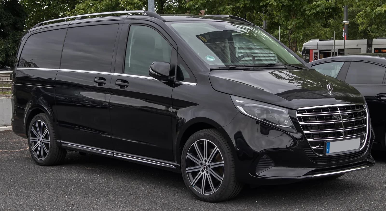 Mercedes-Benz V-Class (2024 facelift) in black, front three-quarter