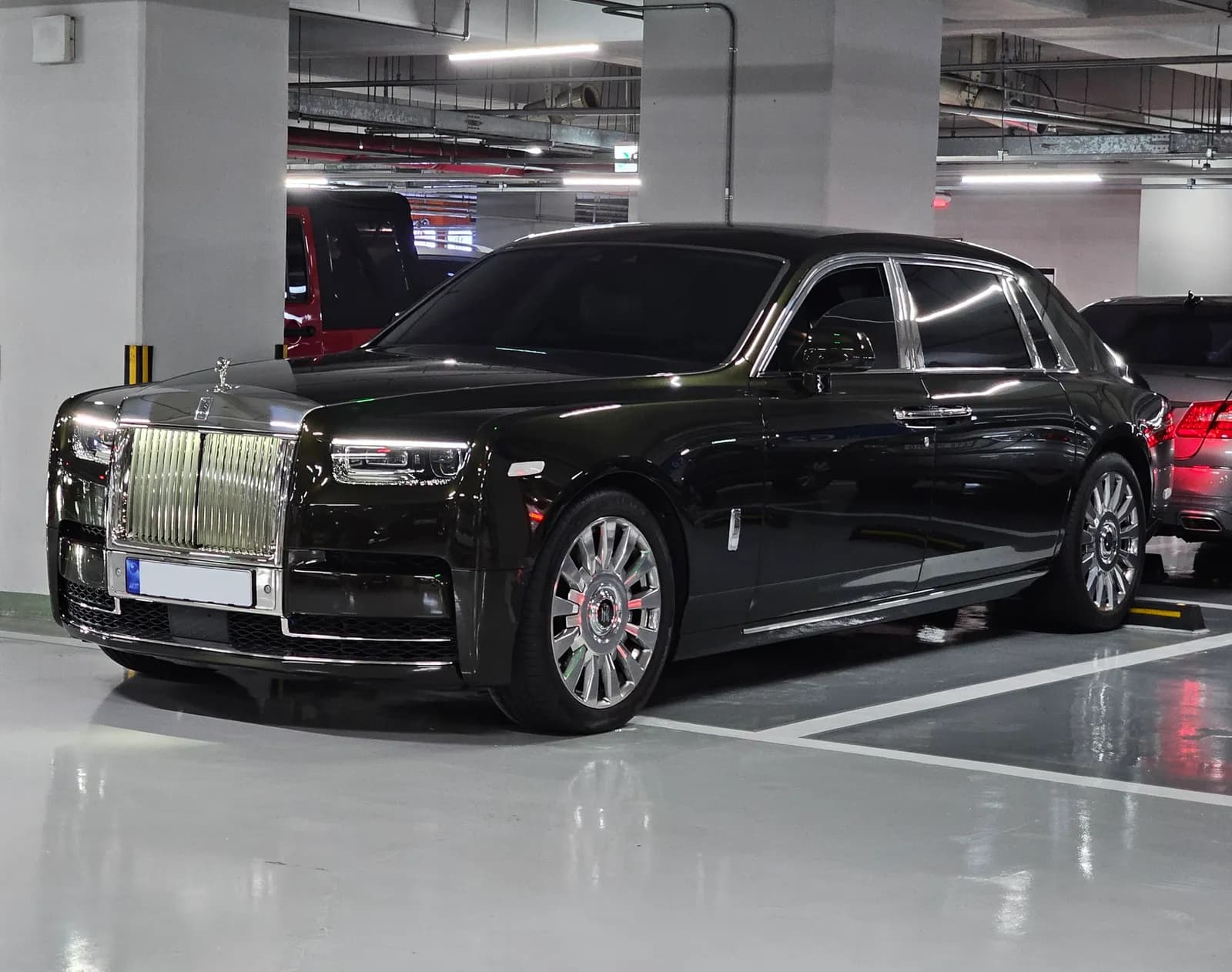 Rolls-Royce Phantom Extended in dark emerald green, front three-quarter