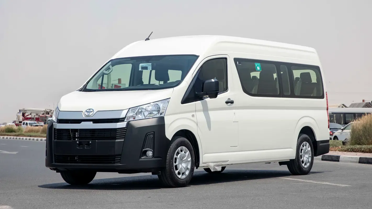 Furgoneta Toyota HiAce de techo alto blanca, vista delantera de tres cuartos
