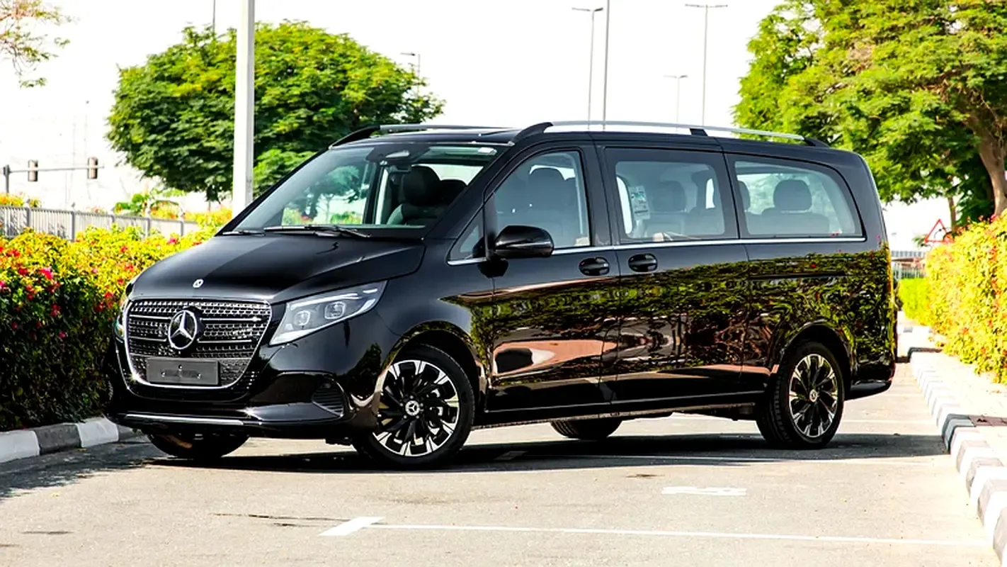 Mercedes-Benz V-Class negro, vista delantera de tres cuartos
